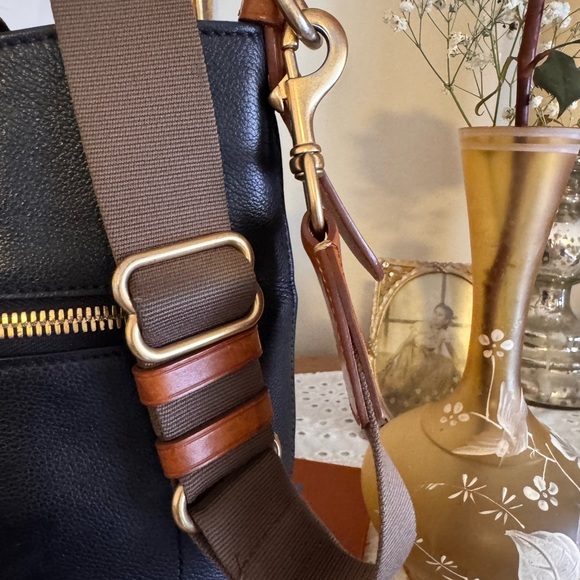 Dooney & Bourke Raleigh Small Roxy Bag. - Picture 4 of 14